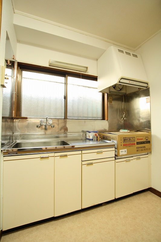 Kitchen. It offers a brand new gas table.