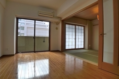 Living and room.  ◆ Wide south-facing window ◆ It contains the bright sunlight!