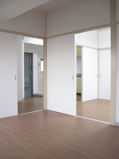 Living and room. Easy-to-use floor plans of all flooring!