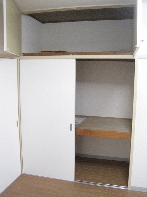 Receipt. Upper closet with a storage!