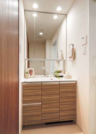 Bathing-wash room.  [bathroom] The storage installed in the mirror behind the three-sided mirror, Was rich secure a space. And it can also be washed, Care is is easy to store.