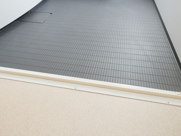 Bathing-wash room.  [Flat Floor ・ Flagstone floor] To eliminate the difference in level of the doorway of the bathroom, We take care for the safety of the feet. Floor has adopted a flag stone floor easy to dry well drained.