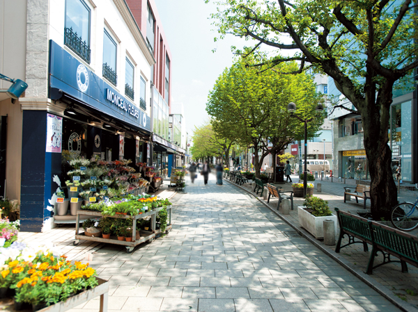 Surrounding environment. Jiyugaoka Marie Claire Street / About 2000m