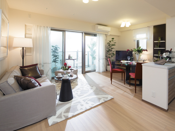 Room and equipment. Rich sunshine wide windows that invite. Disentangle heart, Refined interior. Deeply To sat down on the sofa, Relax forget all. (Model Room J-type, living ・ dining)