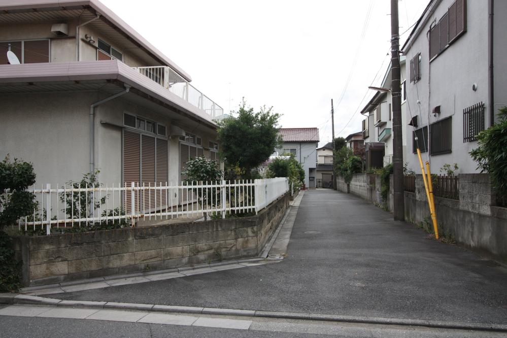 Local photos, including front road. Local (11 May 2013) Shooting Southwest side of the road.