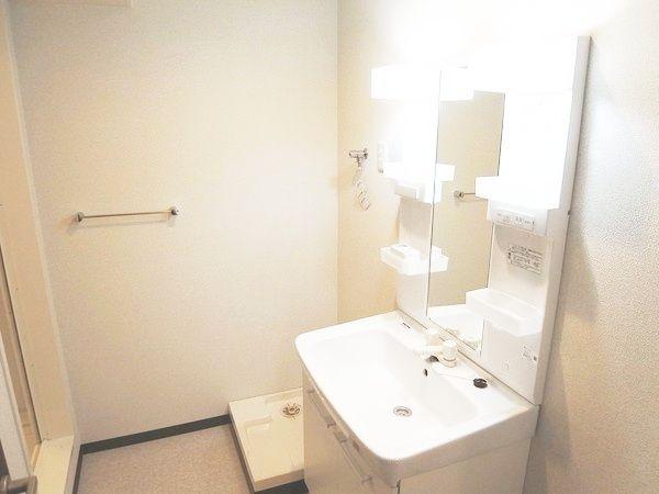 Wash basin, toilet. Corner room