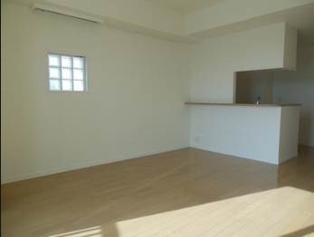 Living and room. Corner room ・ Two-sided lighting