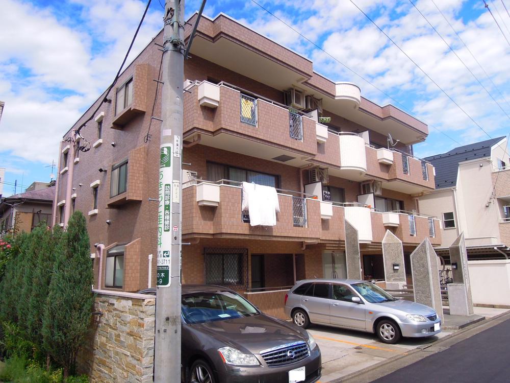 Local appearance photo. It is a low-rise apartment with a clean feeling in tiled