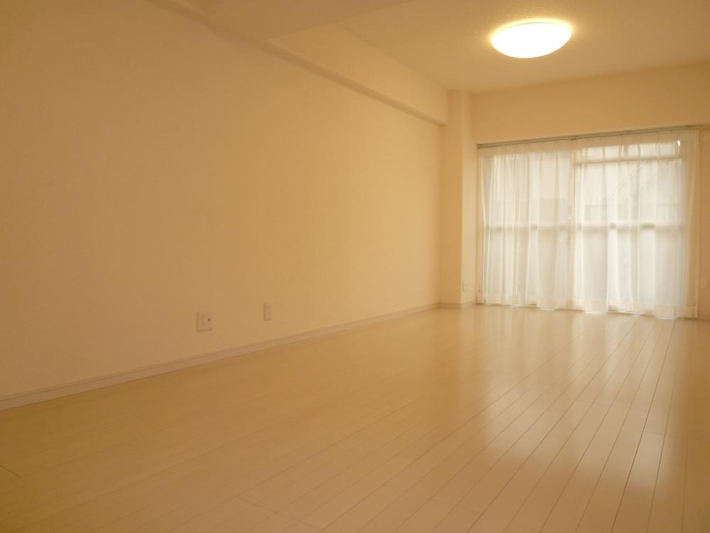 Living. Light-drenched living room dining