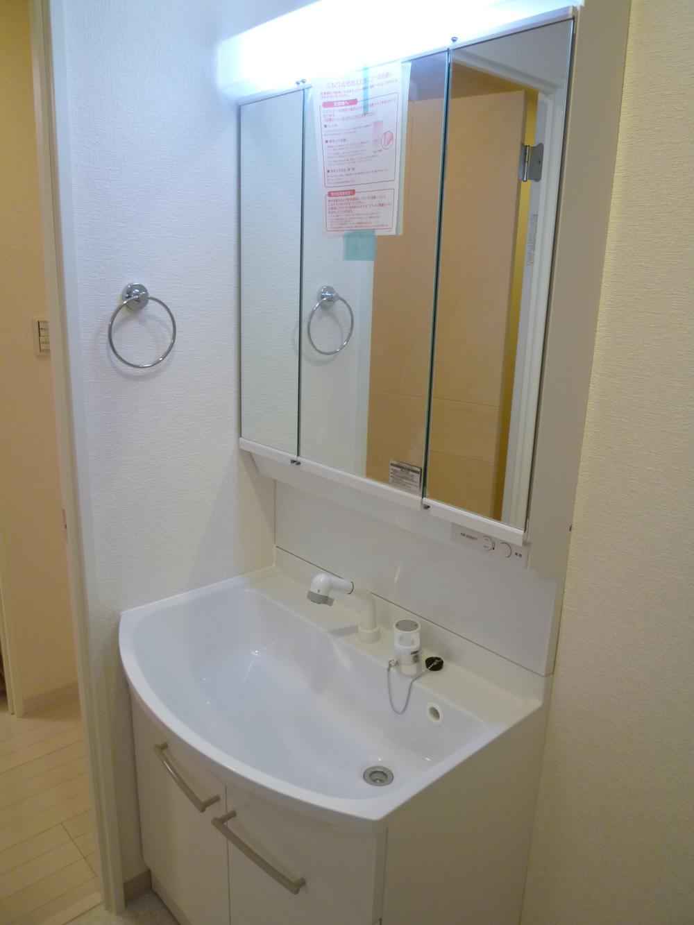 Wash basin, toilet. Wash basin