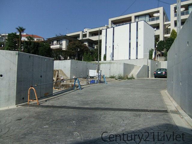 Local photos, including front road. Siemens to 6m development road