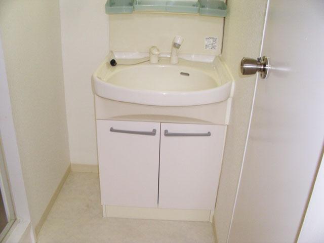 Wash basin, toilet. Wash basin