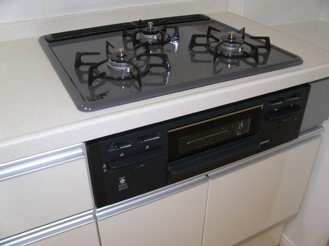 Kitchen. 3-burner stove