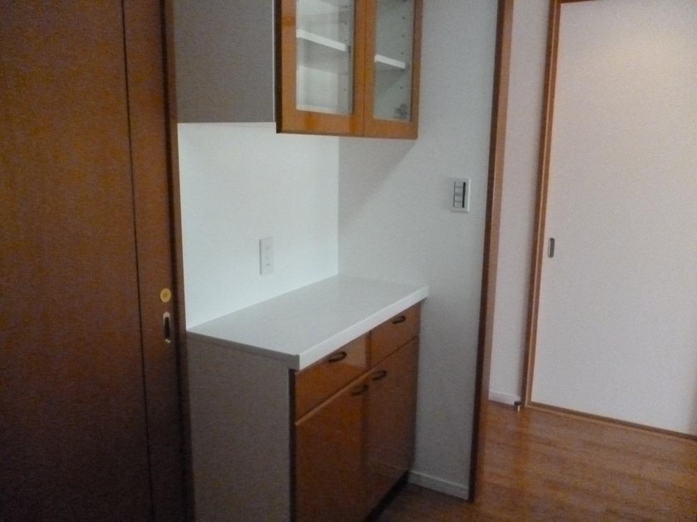 Wash basin, toilet. 2-way wash room