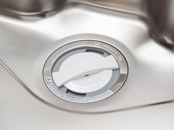 Kitchen.  [disposer] Under the sink equipped with a disposer to quickly grinding process without storing the garbage. Relieve the burden of trash.