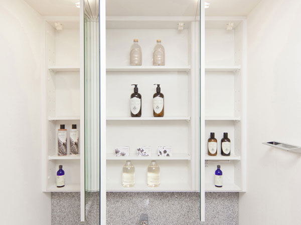 Bathing-wash room.  [Three-sided mirror back storage] Become three-sided mirror When you open the mirror, Convenient vanity to make, etc.. Kagamiura has become the storage that can organize the toiletries functionally.