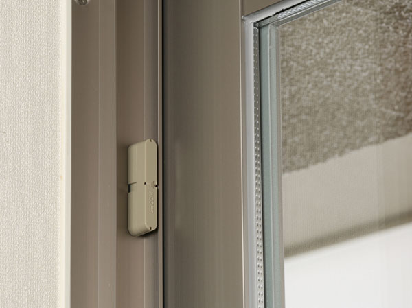 Security.  [Opening and closing sensor] The control room opening and closing operation at the time of the sensor set is performed ・ Entrance door opening and closing sensor to inform the security company of all dwelling units ・ In the window (except for the FIX), We have established. (Same specifications)