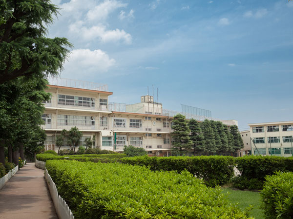Surrounding environment. Municipal east Chofu junior high school (about 210m)