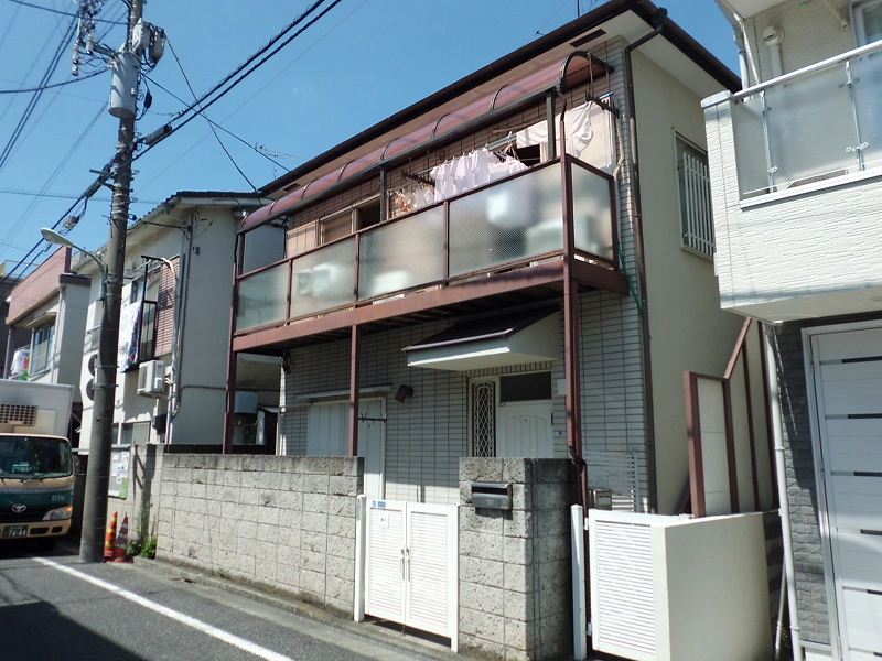 Building appearance. Day is good.