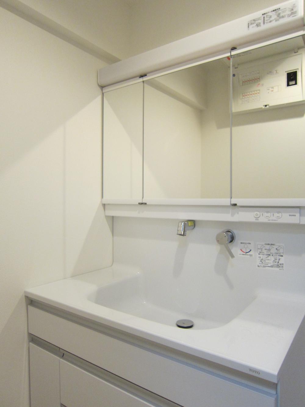 Wash basin, toilet. Indoor (10 May 2013) Shooting