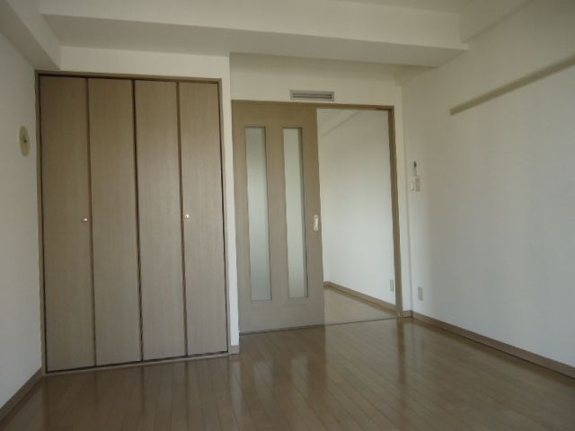 Living and room. Reference is a picture.