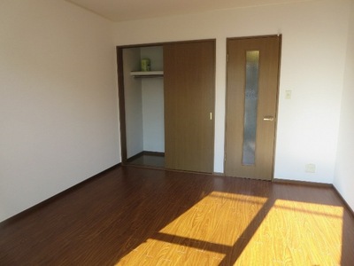 Living and room. 7 Pledge of Western-style