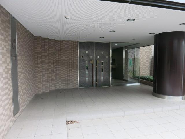 Entrance. Common areas