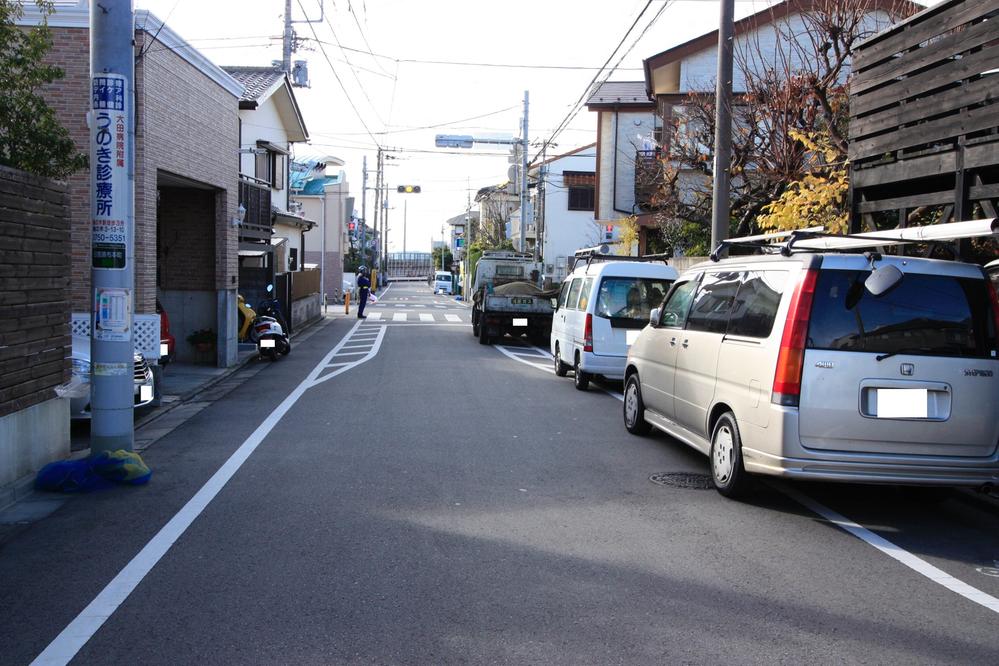 Local photos, including front road. Local (12 May 2012) shooting It is around the left side of a telephone pole, This passage. 