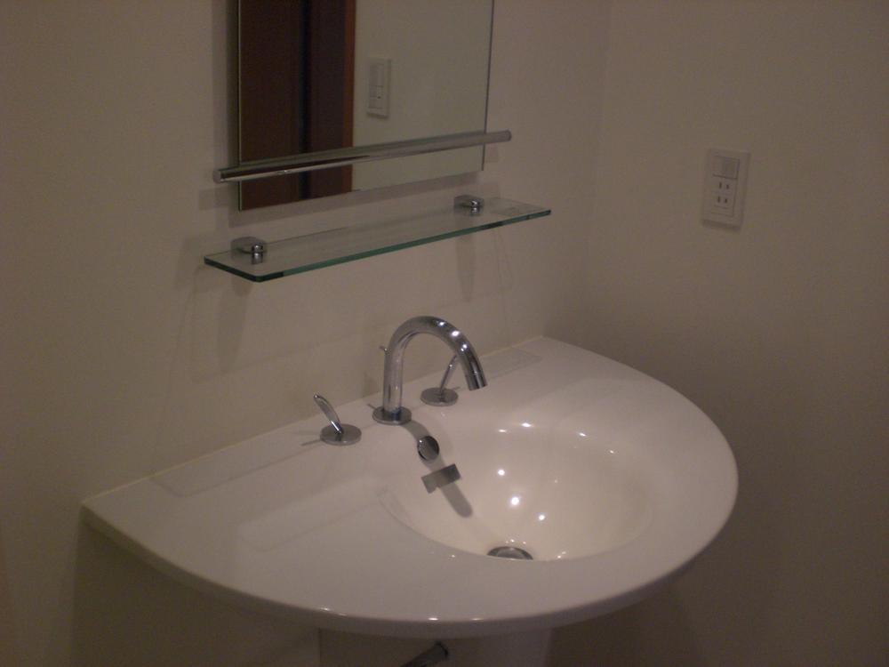 Wash basin, toilet. Indoor (12 May 2013) Shooting