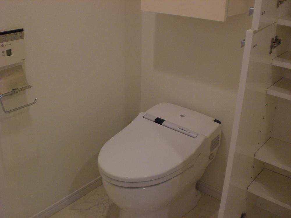 Toilet. Indoor (12 May 2013) Shooting