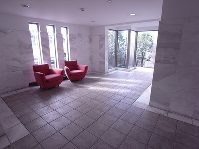 Entrance. Simple and stylish lobby