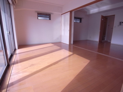 Living and room. 9.8 Pledge of spacious Western-style