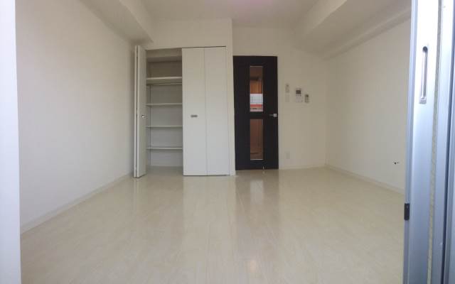 Living and room. By type Spacious flooring