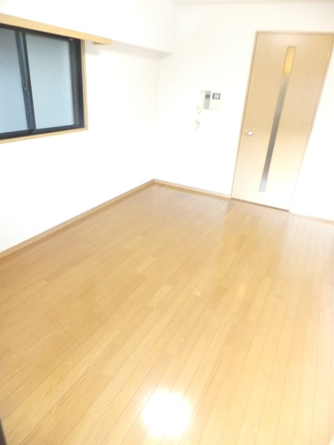 Living and room. It is a corner room! Wind returnable good ・ Independence is high