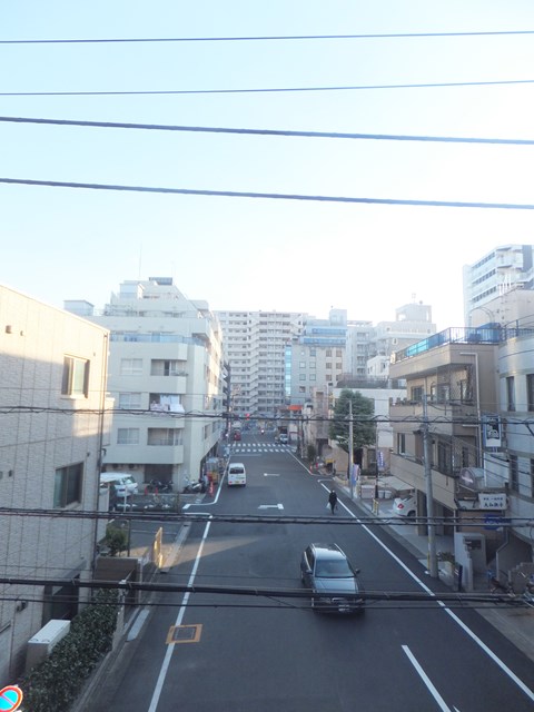 View. View ・ Sunny! Front road is the traffic volume less!