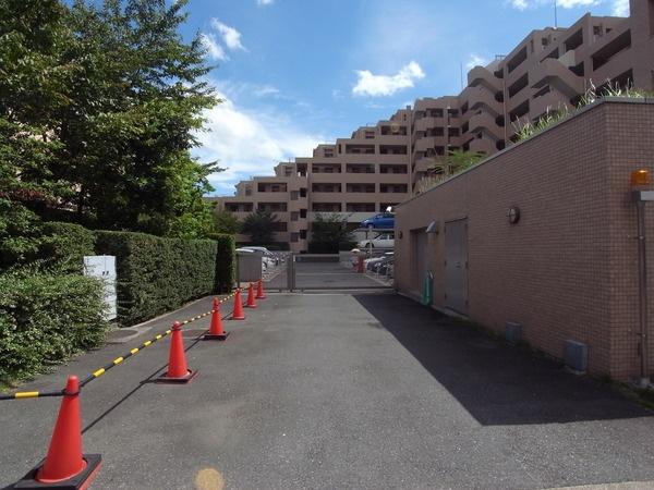 Parking lot.  [State of the entrance of the parking lot] Economical because it is borrowed per month 21500 yen!