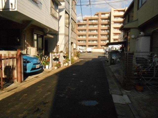 Local photos, including front road. Local front road