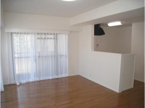 Living. Administrative expenses: 15742 yen / Month repair reserve: 12,737 yen / Month