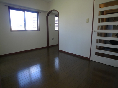 Living and room. DK There are quire 6