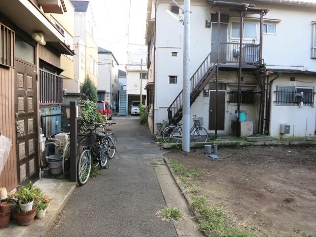 Local photos, including front road. Facing the two directions of the road. 