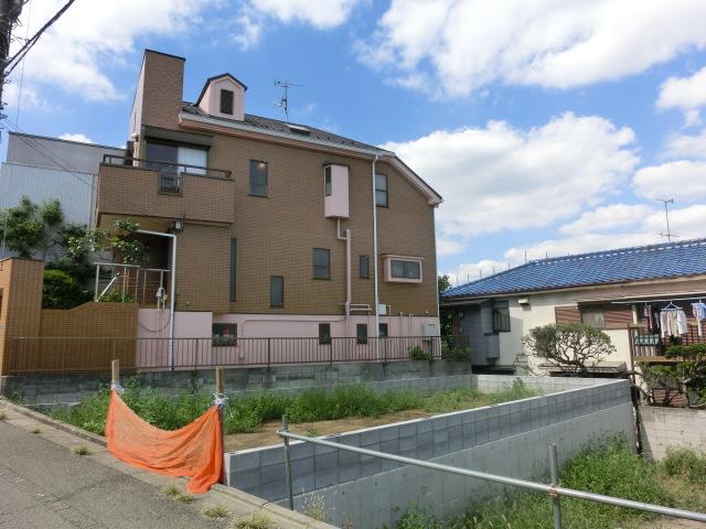 Local photos, including front road. Local (11 May 2013) Shooting