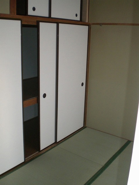 Receipt. You can also use the upper closet