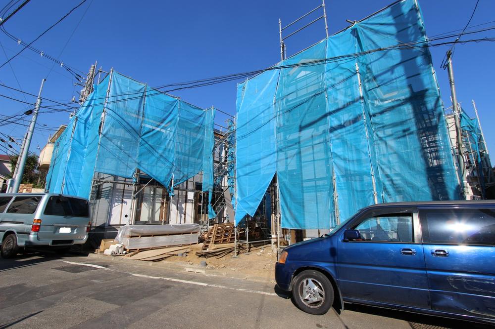 Local photos, including front road. 25 November scheduled to be completed !! fun.