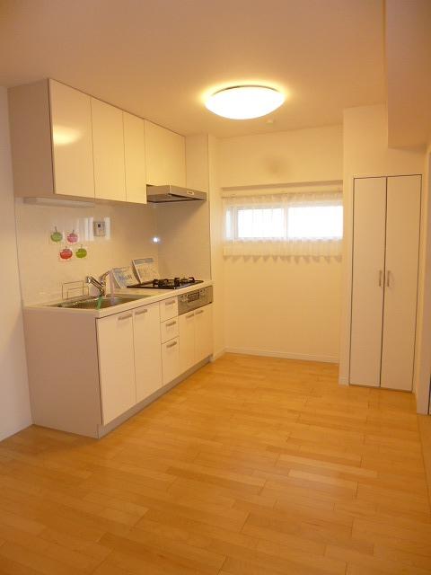 Non-living room. There is a window in the kitchen next to, And then insert the bright light from the southwest.