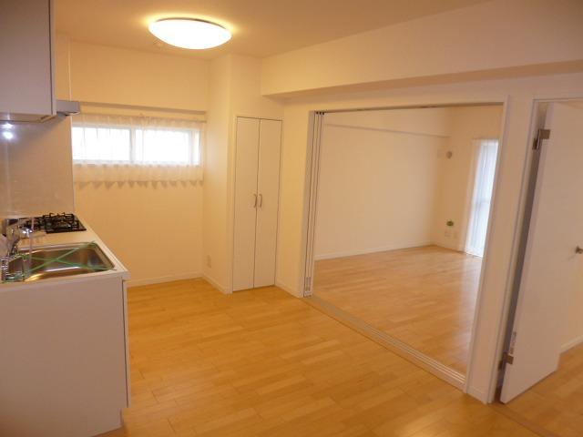 Non-living room. dining kitchen. Open the Western-style of door you can use it as LDK.