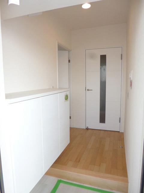 Entrance. It is the entrance with a clean sense of the white tones.