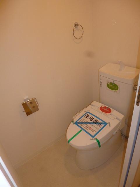 Toilet. Water-saving toilet system. (1 Compared to 10 years ago, the amount of water same is of about 2 minutes. )