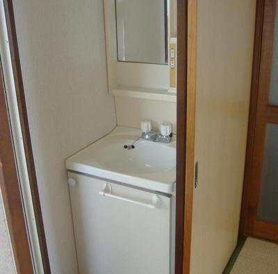 Washroom. Independent wash basin