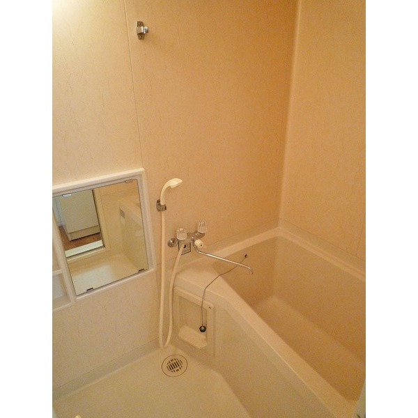 Bath. Clean bathrooms