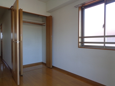 Living and room. There closet.